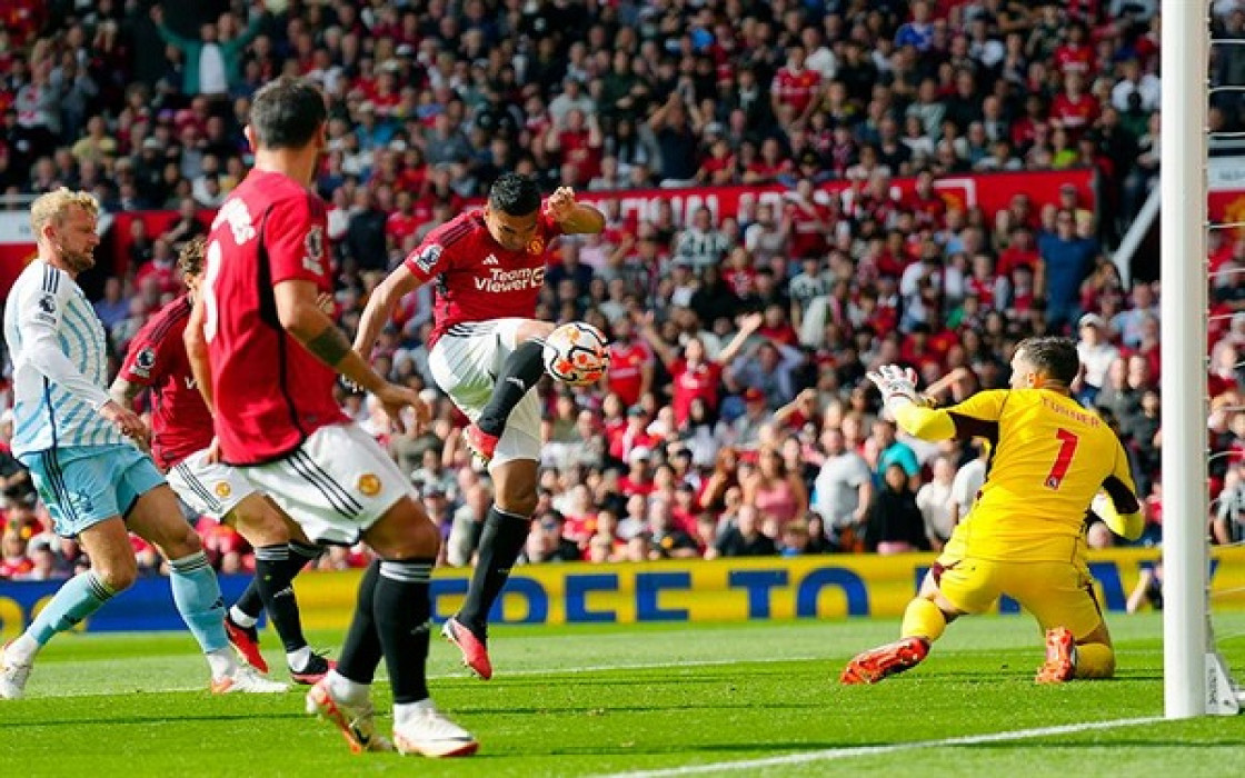 Manchester United rally from two goals down to beat 10-man forest