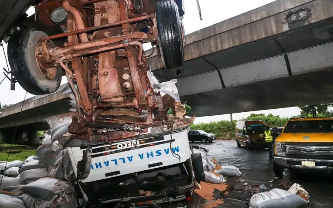 Fallen truck causes gridlock on Lagos bridge