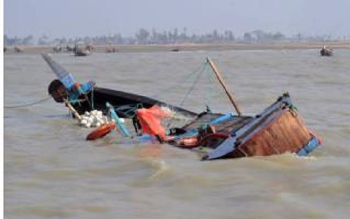 Boat with 100 onboard capsizes in Taraba